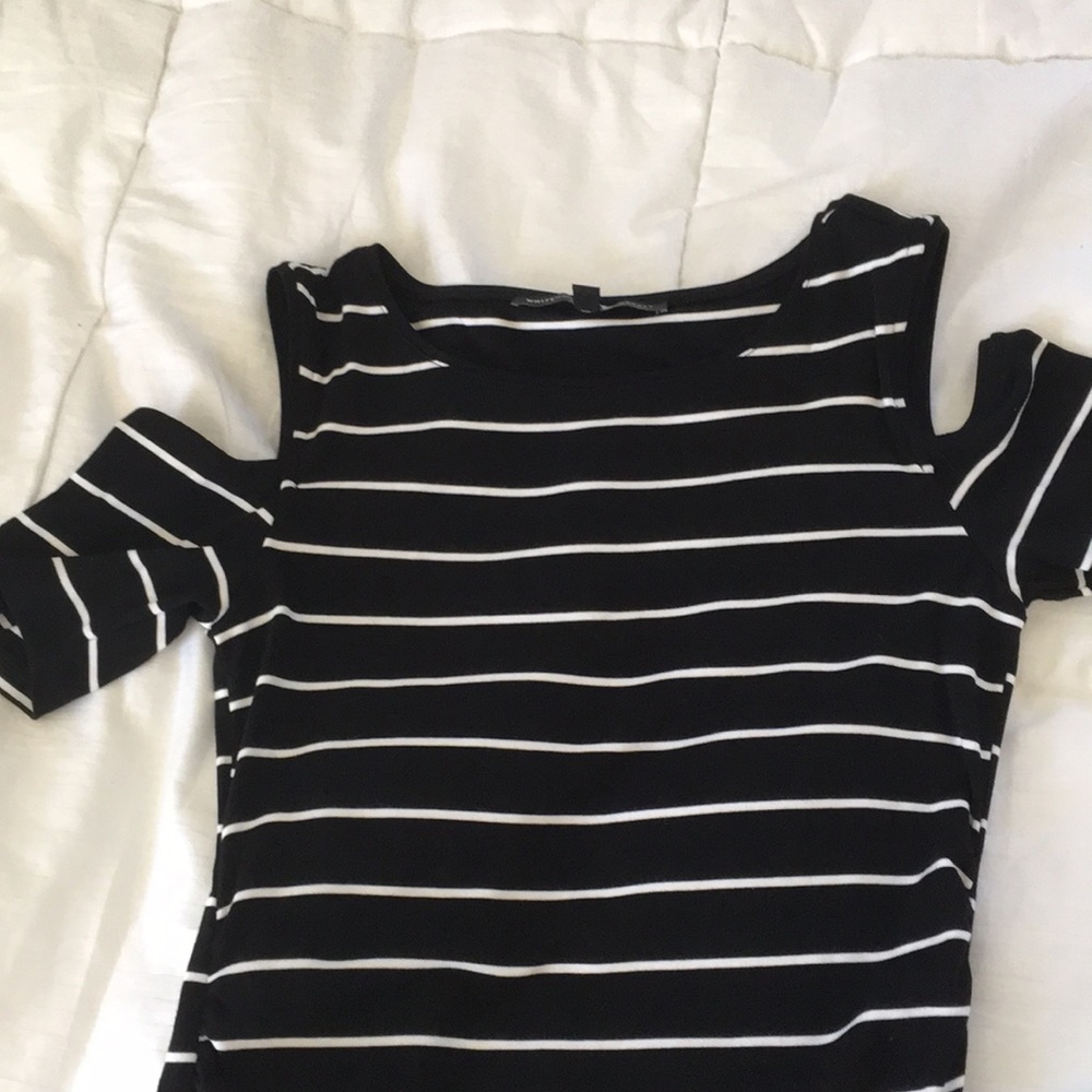 Short sleeve-cold shoulder top